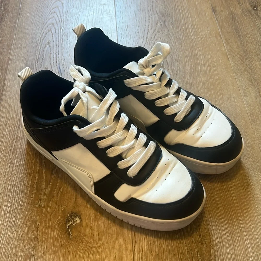 Black & White La Sheelah Shoes Size 8 Gently Used